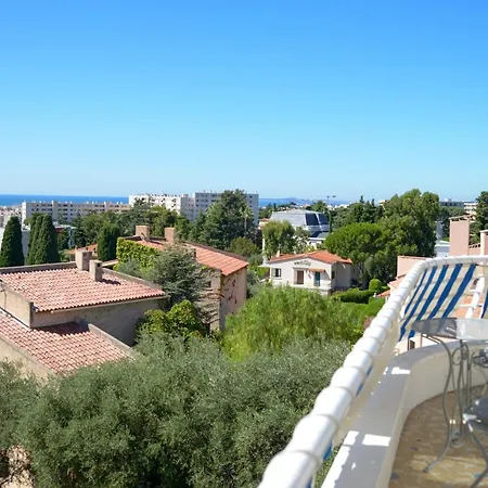 Bright With Sea View Apartment *